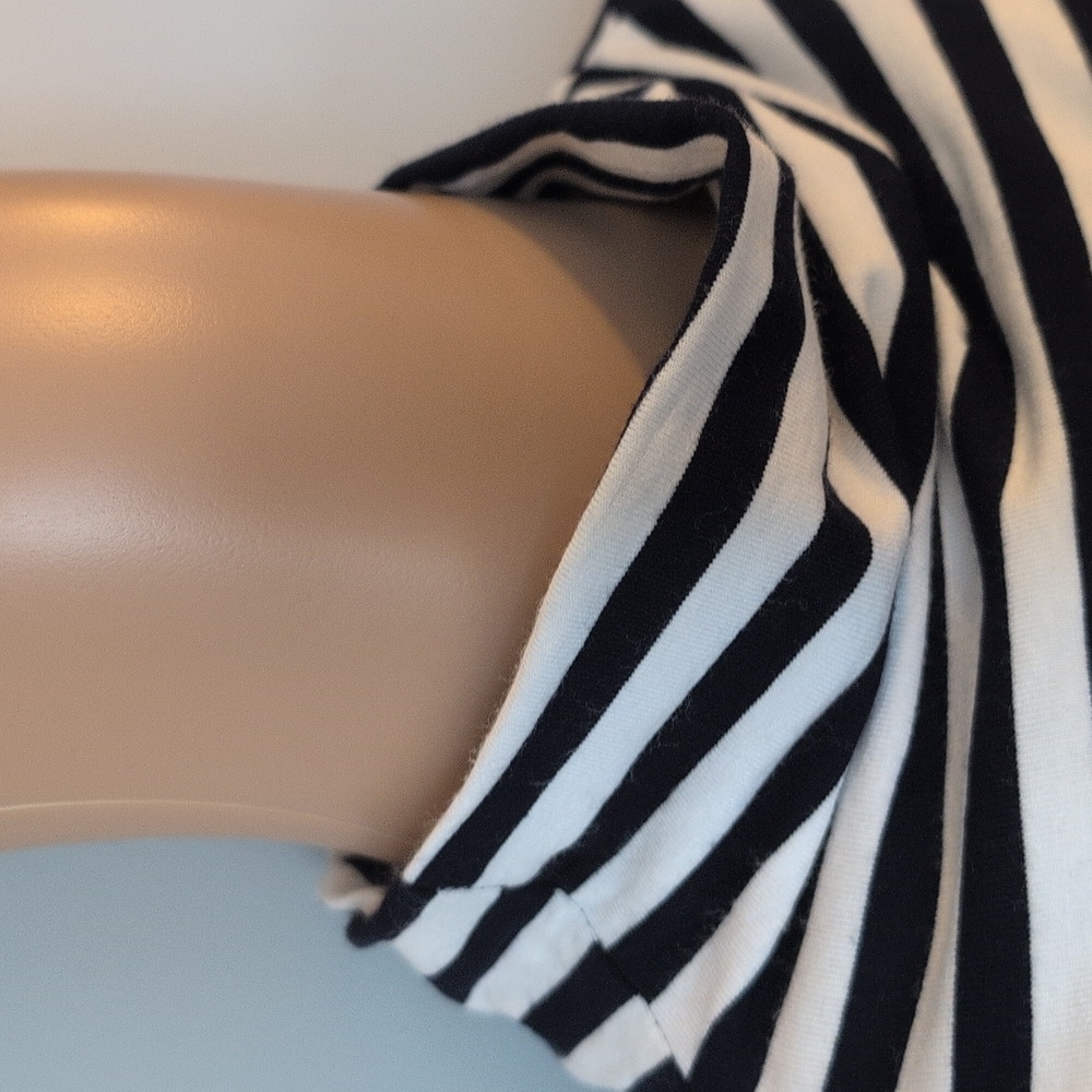 90s Minimalist Black & White Striped  Top | Classic Parisian Layering - Picture 5 of 8
